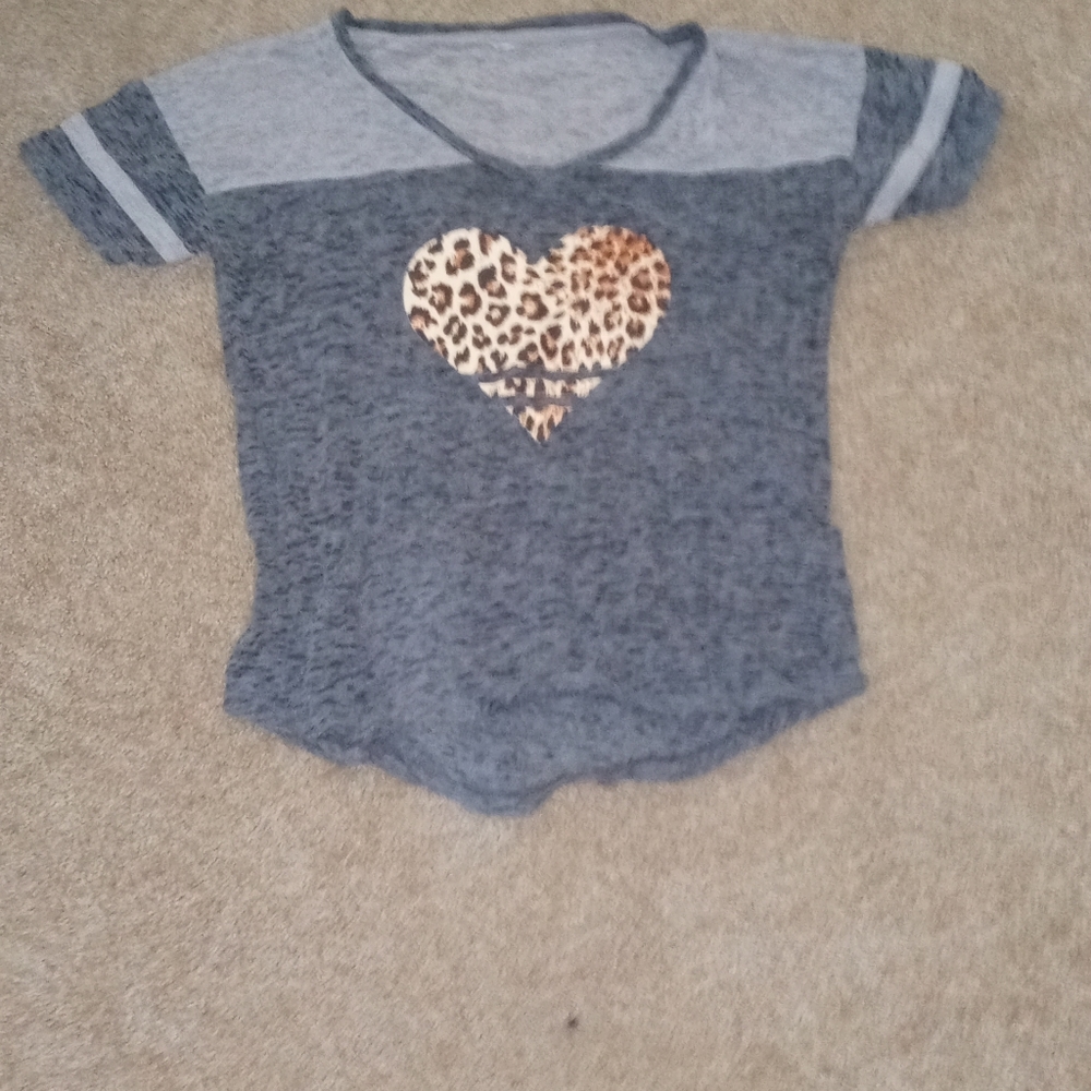 Grey short sleeve shirt with cheetah print heart